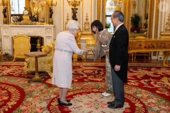 La reine Elizabeth II rencontre l'ambassadeur du Japon Yasumasa Nagamine (à droite) et Ayako Nagamine lors d'une audience au palais de Buckingham, à Londres, le 12 décembre 2019.