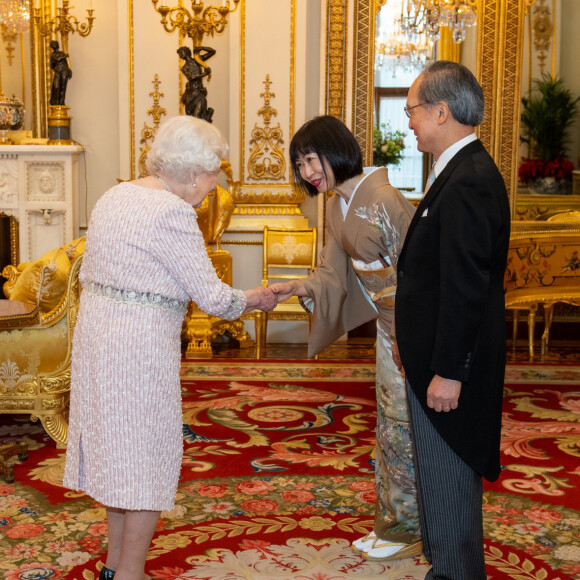 La reine Elizabeth II rencontre l'ambassadeur du Japon Yasumasa Nagamine (à droite) et Ayako Nagamine lors d'une audience au palais de Buckingham, à Londres, le 12 décembre 2019.