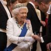 La reine Elisabeth II d'Angleterre reçoit les membres du corps diplomatique à Buckingham Palace, le 11 décembre 2019.