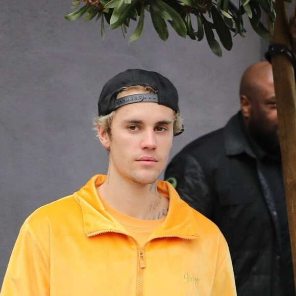 Justin Bieber et sa femme Hailey Baldwin Bieber se baladent dans le quartier de West Hollywood à Los Angeles. Justin garde une main protectrice sur Hailey à son arrivé dans un spa le jour de son anniversaire (26 ans) Le 1er mars 2020 Justin Bieber guides Hailey Baldwin by the arm as they step out in WeHo. The duo look