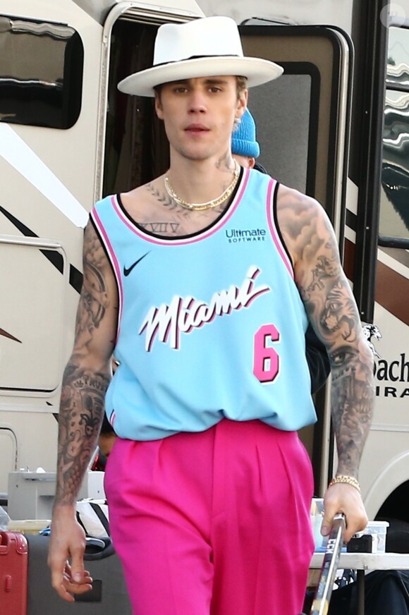 Justin Bieber et J B. sur le tournage de son prochain clip vidéo dans les rues de Miami, le 27 février 2020