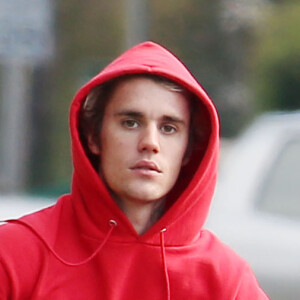 Justin Bieber fait du vélo dans le quartier de Beverly Hills après avoir un rendez-vous d'affaires à Los Angeles, le 17 février 2020