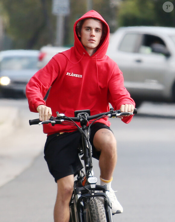 Justin Bieber fait du vélo dans le quartier de Beverly Hills après avoir un rendez-vous d'affaires à Los Angeles, le 17 février 2020