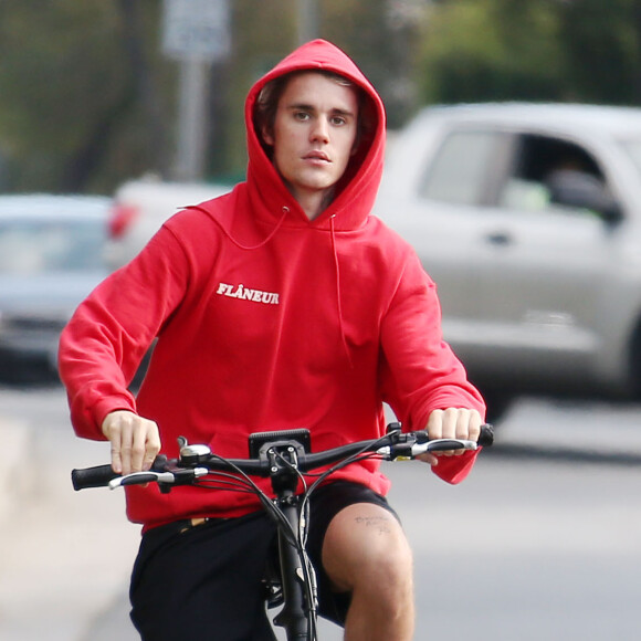 Justin Bieber fait du vélo dans le quartier de Beverly Hills après avoir un rendez-vous d'affaires à Los Angeles, le 17 février 2020