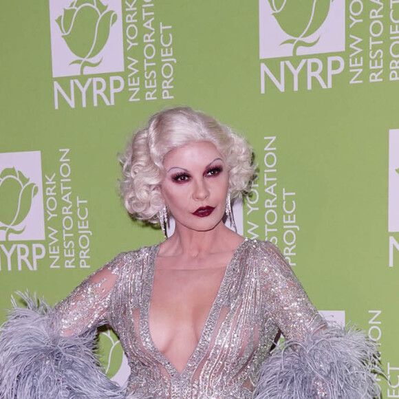 Catherine Zeta-Jones au photocall de la soirée "Bette Midler's Hulaween Ball" à New York, le 31 octobre 2019.