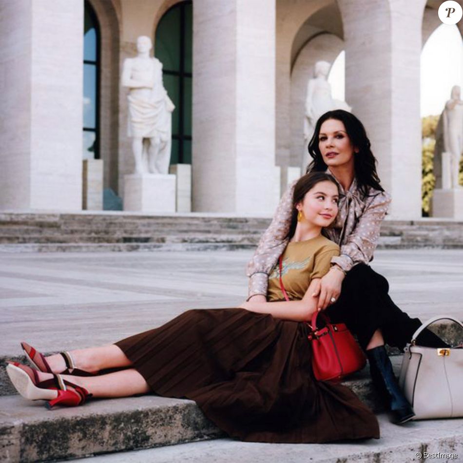 Catherine Zeta Jones pose avec sa fille Carys pour la nouvelle campagne Fendi à Rome le 29 octobre 2019
