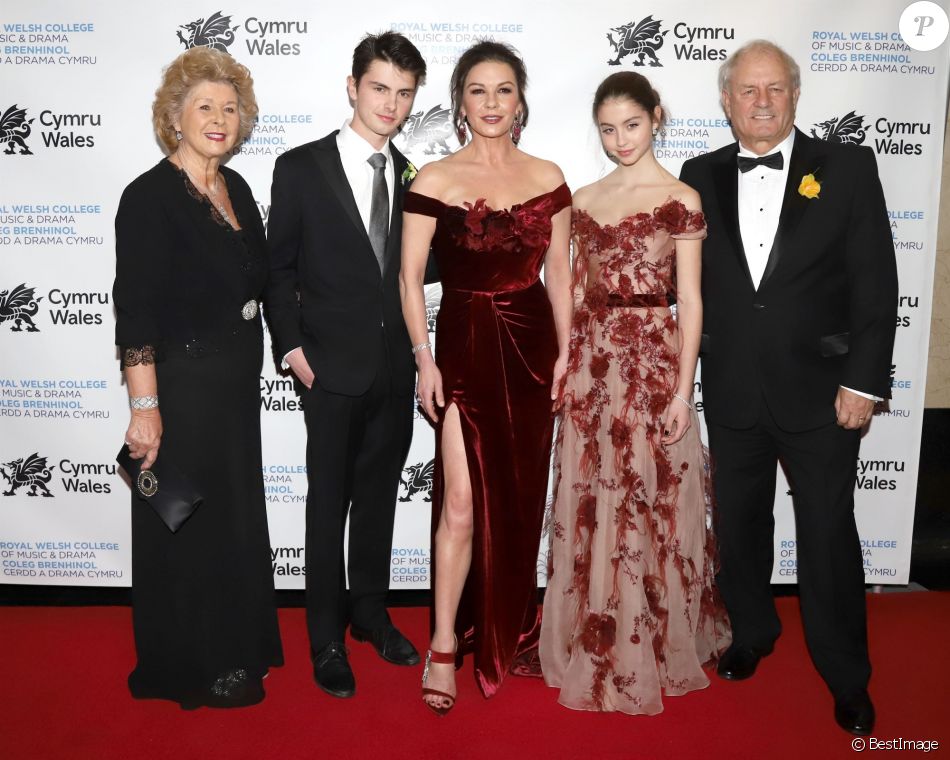 Patricia Jones (mère de C.Zeta-Jones) , Dylan Douglas avec sa mère Catherine Zeta Jones et sa soeur Carys Zeta Douglas, David Jones (père de C.Zeta-Jones) - Catherine Zeta-Jones reçoit son diplôme du Royal Welsh College of Music and Drama à New York, le 1er mars 2019