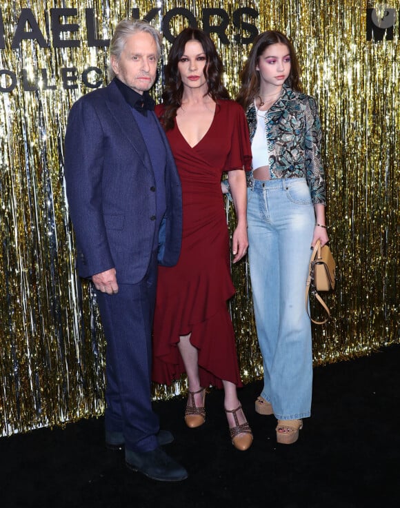 Michael Douglas, Catherine Zeta-Jones, leur fille Carys lors du photocall du défilé de mode Michael Kors automne hiver 2019/2020 lors de la fashion week de New York le 13 février 2019.