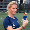 La footballeuse Amandine Henry dévoile la poupée Barbie à son effigie. Mars 2020.