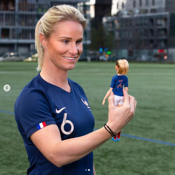 La footballeuse Amandine Henry dévoile la poupée Barbie à son effigie. Mars 2020.