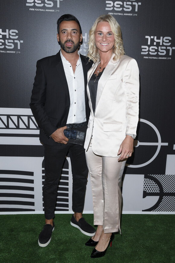 Karim Kessaci et sa compagne Amandine Henry arrivent à la cérémonie des Trophées Fifa "The Best" 2019 à la Scala à Milan, Italie le 23 septembre 2019.