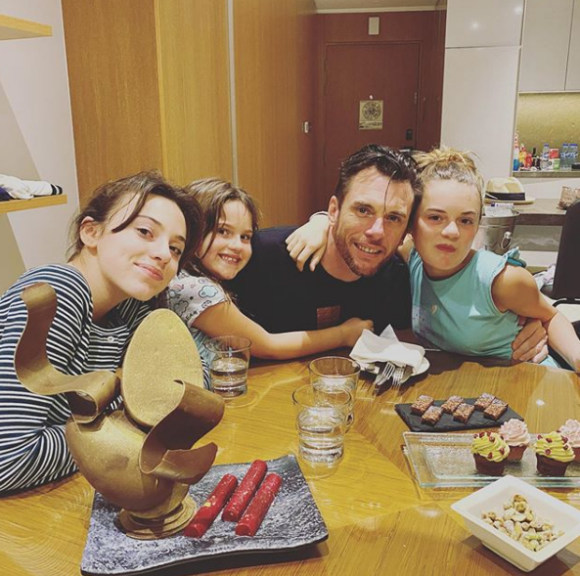Norbert Tarayre entouré de ses trois filles, Gayane (13 ans), Laly (11 ans) et Aliya (7 ans) - Instagram, 3 janvier 2020