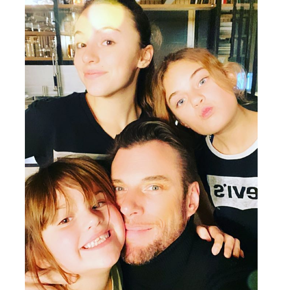 Norbert Tarayre entouré de ses trois filles, Gayane (13 ans), Laly (11 ans) et Aliya (7 ans) - Instagram, 1er décembre 2019