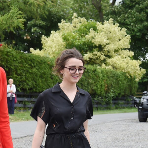 Sophie Turner, Maisie Williams - Les célébrités arrivent au mariage de Kit Harington et Rose Leslie en l'église Rayne à Aberdeen en Ecosse, le 23 juin 2018.