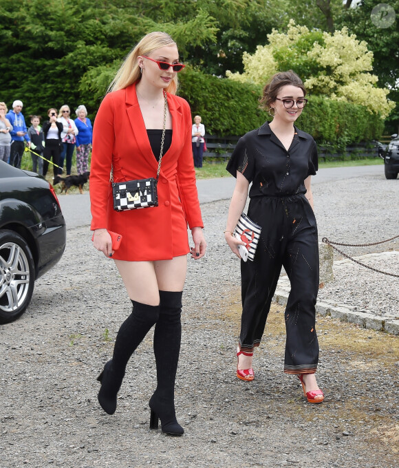 Sophie Turner, Maisie Williams - Les célébrités arrivent au mariage de Kit Harington et Rose Leslie en l'église Rayne à Aberdeen en Ecosse, le 23 juin 2018.