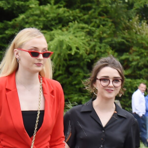 Sophie Turner, Maisie Williams - Les célébrités arrivent au mariage de Kit Harington et Rose Leslie en l'église Rayne à Aberdeen en Ecosse, le 23 juin 2018.