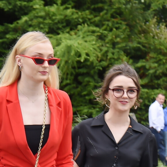 Sophie Turner, Maisie Williams - Les célébrités arrivent au mariage de Kit Harington et Rose Leslie en l'église Rayne à Aberdeen en Ecosse, le 23 juin 2018.
