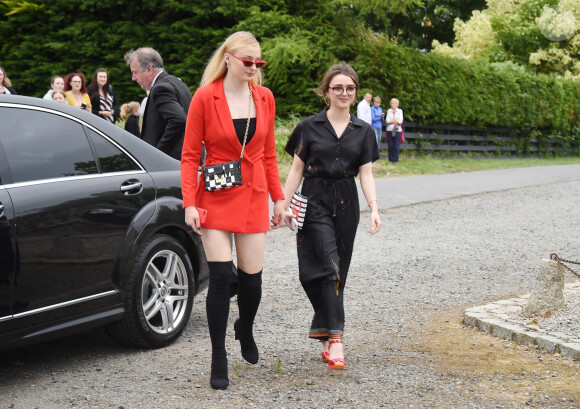 Sophie Turner, Maisie Williams - Les célébrités arrivent au mariage de Kit Harington et Rose Leslie en l'église Rayne à Aberdeen en Ecosse, le 23 juin 2018.