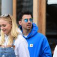 Exclusif - Sophie Turner enceinte et son mari Joe Jonas sont allés prendre le petit-déjeuner avec des amis dans le quartier de Beverly Hills à Los Angeles. Le 1er mars 2020.