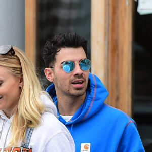 Exclusif - Sophie Turner enceinte et son mari Joe Jonas sont allés prendre le petit-déjeuner avec des amis dans le quartier de Beverly Hills à Los Angeles. Le 1er mars 2020.