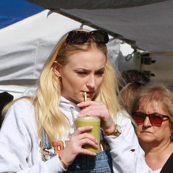 Sophie Turner enceinte et son mari Joe Jonas sont allés prendre le petit-déjeuner avec des amis dans le quartier de Beverly Hills à Los Angeles. Le 1er mars 2020.