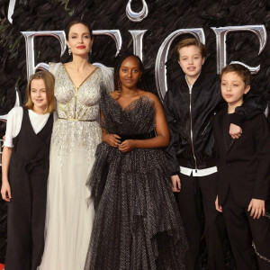 Angelina Jolie avec ses enfants Zahara, Shiloh, Vivienne et Knox