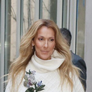 Celine Dion salue ses fans à la sortie de son hôtel à New York, le 8 mars 2020