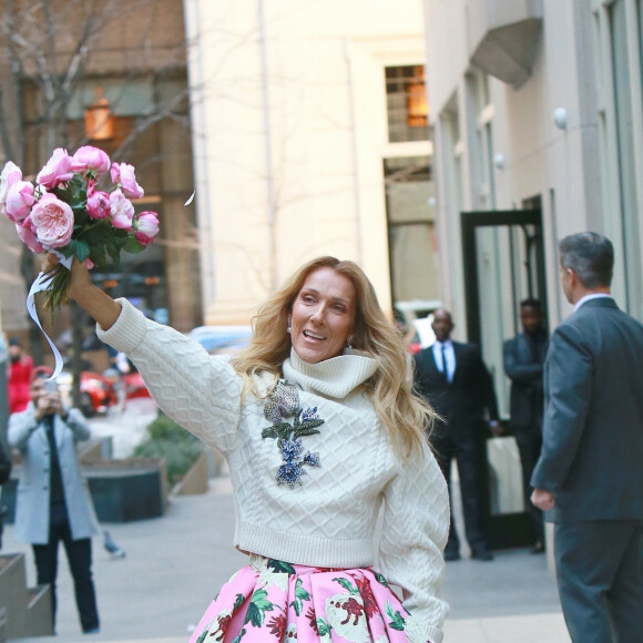 Celine Dion salue ses fans à la sortie de son hôtel à New York, le 8 mars 2020