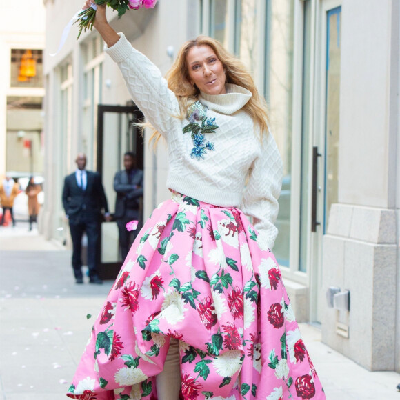 Celine Dion salue ses fans à la sortie de son hôtel à New York, le 8 mars 2020