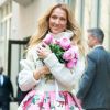 Celine Dion salue ses fans à la sortie de son hôtel à New York, le 8 mars 2020