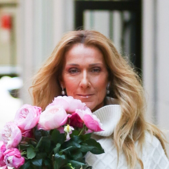 Celine Dion salue ses fans à la sortie de son hôtel à New York, le 8 mars 2020