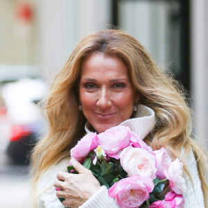 Celine Dion salue ses fans à la sortie de son hôtel à New York, le 8 mars 2020