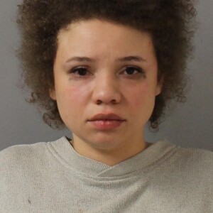 Mugshot de la star en herbe du porno, Mikaela Spielberg, le fille adoptive de Steven. Photographiée après avoir été arrêtée par la police de Nashville pour violence domestique. A 24 ans elle est accusée d'avoir battu son compagnon, Chuck Pantow, 47 ans. Elle a été emprisonnée dans la nuit. Mikaela a récemment donné une interview expliquant comment elle voulait travailler dans l'industrie du porno.