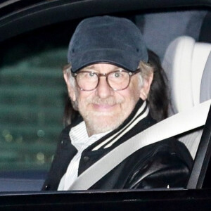 Exclusif - Steven Spielberg quitte le restaurant "Nobu" à Malibu avec sa famille, le 20 octobre 2019. Après le dîner, Steven Spielberg a pris le temps de prendre quelques photos avec les siens avant de rejoindre sa voiture.