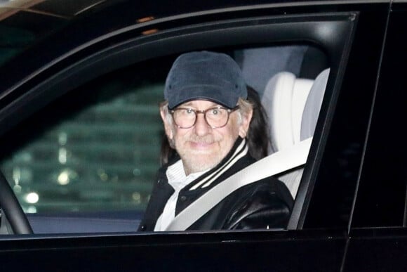 Exclusif - Steven Spielberg quitte le restaurant "Nobu" à Malibu avec sa famille, le 20 octobre 2019. Après le dîner, Steven Spielberg a pris le temps de prendre quelques photos avec les siens avant de rejoindre sa voiture.