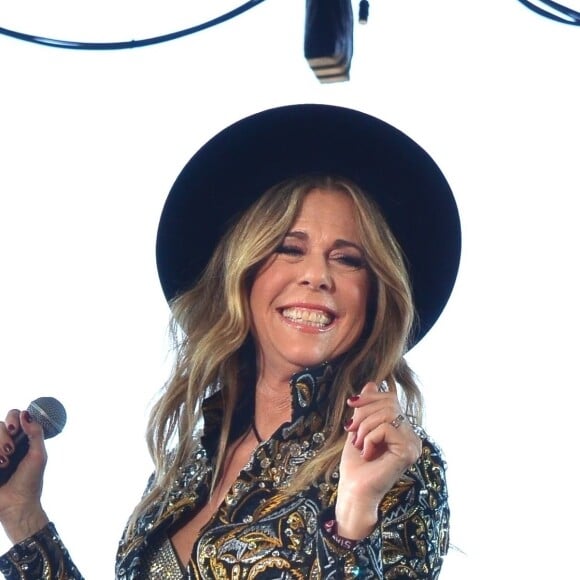 Rita Wilson chante sur la scène de Palomino lors du festival Stagecoach à Coachella, le 27 avril 2019.