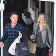 Exclusif - Dennis Quaid, 65 ans, et sa fiancée Laura Savoie, 26 ans, en plein shopping de Noël dans le quartier de Brentwood à Los Angeles, le 22 décembre 2019.