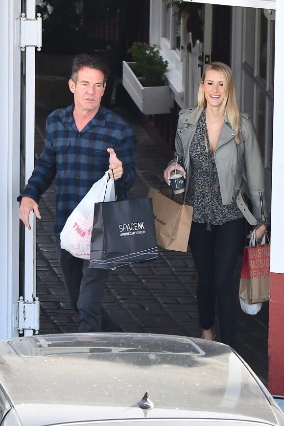 Exclusif - Dennis Quaid, 65 ans, et sa fiancée Laura Savoie, 26 ans, en plein shopping de Noël dans le quartier de Brentwood à Los Angeles, le 22 décembre 2019.