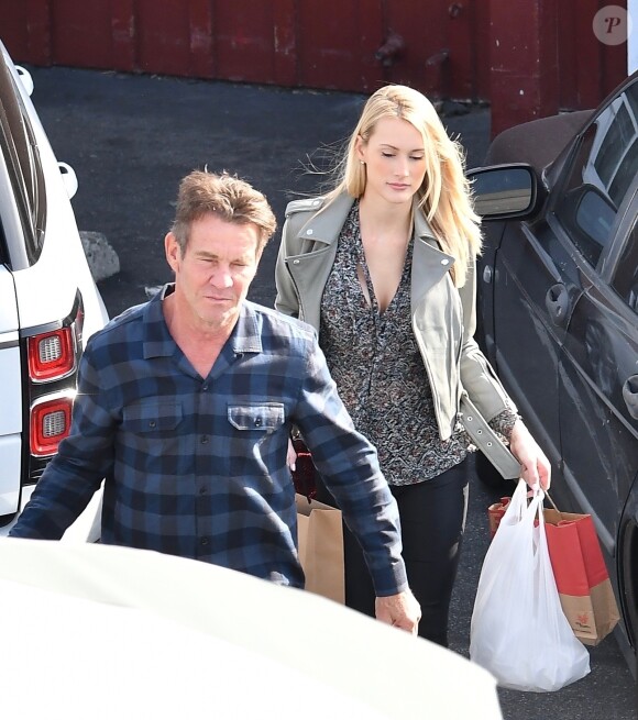 Exclusif - Dennis Quaid, 65 ans, et sa fiancée Laura Savoie, 26 ans, en plein shopping de Noël dans le quartier de Brentwood à Los Angeles, le 22 décembre 2019.