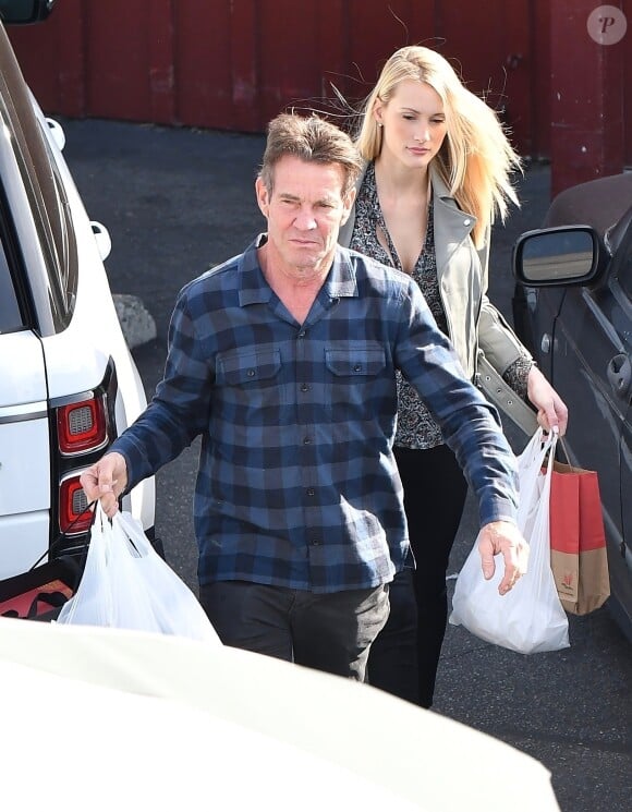 Exclusif - Dennis Quaid, 65 ans, et sa fiancée Laura Savoie, 26 ans, en plein shopping de Noël dans le quartier de Brentwood à Los Angeles, le 22 décembre 2019.