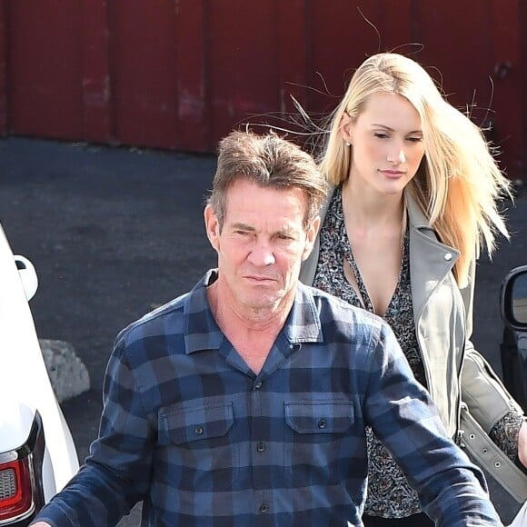 Exclusif - Dennis Quaid, 65 ans, et sa fiancée Laura Savoie, 26 ans, en plein shopping de Noël dans le quartier de Brentwood à Los Angeles, le 22 décembre 2019.