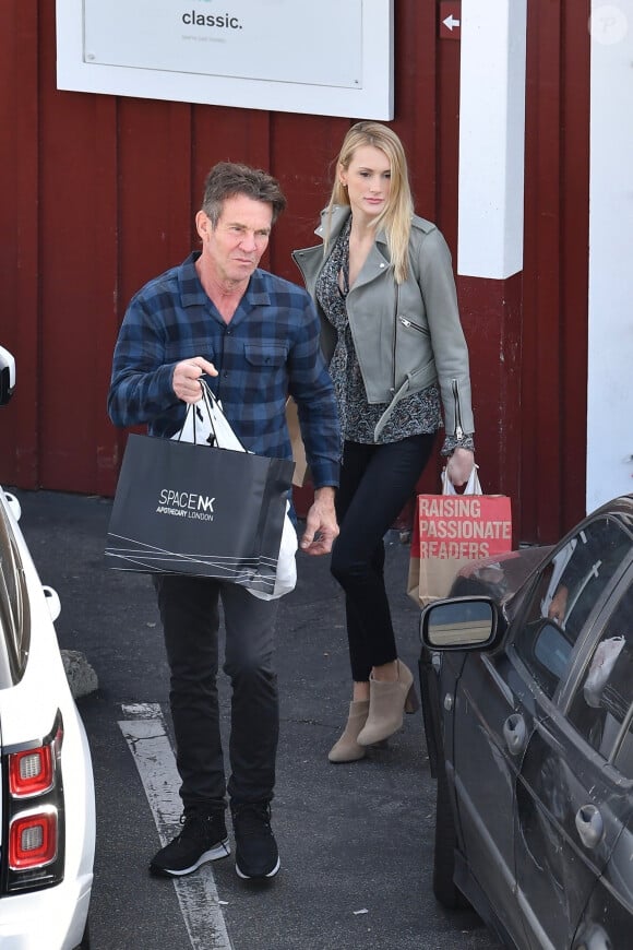Exclusif - Dennis Quaid, 65 ans, et sa fiancée Laura Savoie, 26 ans, en plein shopping de Noël dans le quartier de Brentwood à Los Angeles, le 22 décembre 2019.