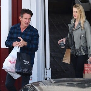 Exclusif - Dennis Quaid, 65 ans, et sa fiancée Laura Savoie, 26 ans, en plein shopping de Noël dans le quartier de Brentwood à Los Angeles, le 22 décembre 2019.