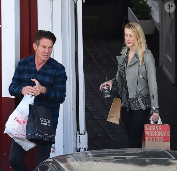 Exclusif - Dennis Quaid, 65 ans, et sa fiancée Laura Savoie, 26 ans, en plein shopping de Noël dans le quartier de Brentwood à Los Angeles, le 22 décembre 2019.