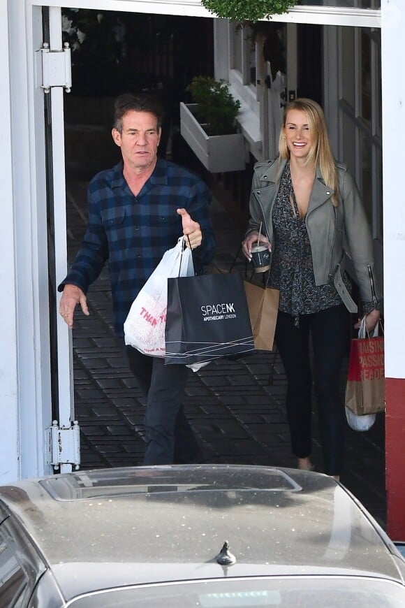 Exclusif - Dennis Quaid, 65 ans, et sa fiancée Laura Savoie, 26 ans, en plein shopping de Noël dans le quartier de Brentwood à Los Angeles, le 22 décembre 2019.