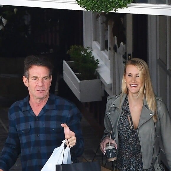 Exclusif - Dennis Quaid, 65 ans, et sa fiancée Laura Savoie, 26 ans, en plein shopping de Noël dans le quartier de Brentwood à Los Angeles, le 22 décembre 2019.