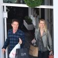 Exclusif - Dennis Quaid, 65 ans, et sa fiancée Laura Savoie, 26 ans, en plein shopping de Noël dans le quartier de Brentwood à Los Angeles, le 22 décembre 2019.