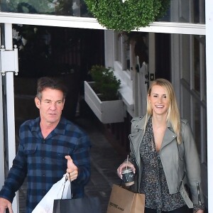 Exclusif - Dennis Quaid, 65 ans, et sa fiancée Laura Savoie, 26 ans, en plein shopping de Noël dans le quartier de Brentwood à Los Angeles, le 22 décembre 2019.