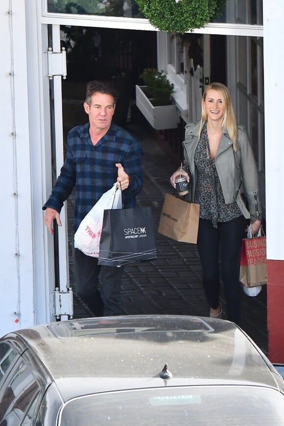 Exclusif - Dennis Quaid, 65 ans, et sa fiancée Laura Savoie, 26 ans, en plein shopping de Noël dans le quartier de Brentwood à Los Angeles, le 22 décembre 2019.