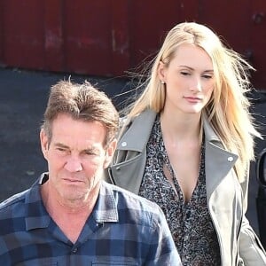 Exclusif - Dennis Quaid, 65 ans, et sa fiancée Laura Savoie, 26 ans, en plein shopping de Noël dans le quartier de Brentwood à Los Angeles, le 22 décembre 2019.